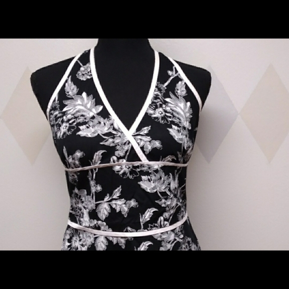 Black and white halter neck floral print sundress - Picture 4 of 9